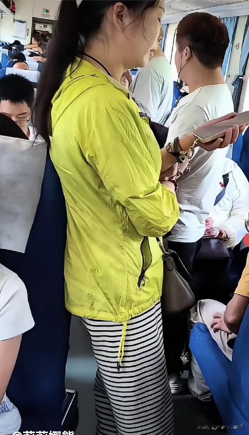 这位穿黄色衣服的大妈，就是眼馋两个小姑娘坐拥三个座位的主角！两个