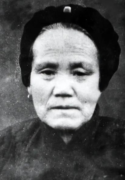 1949年，58岁的邓玉芬喜极而泣，她原本以为七个儿子都已死，没想到老三永兴竟奇