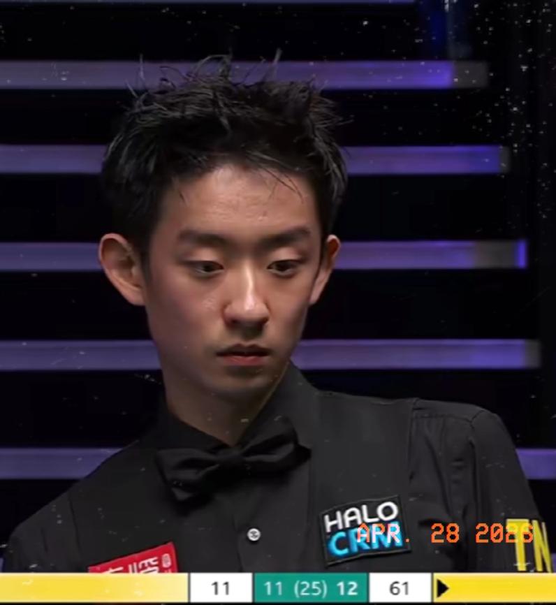 吴宜泽12-9拿到赛点，塞尔比疯狂反扑，单杆95分零封追回一局，紧接着吴宜泽进攻