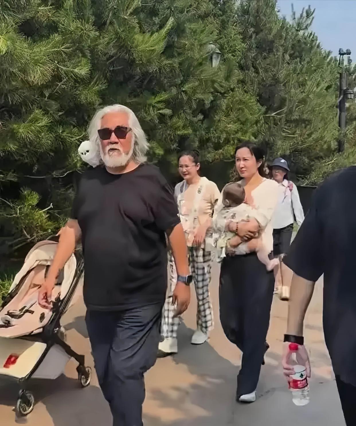 张纪中老婆不化妆长这样？和保姆的颜值分不出高低。