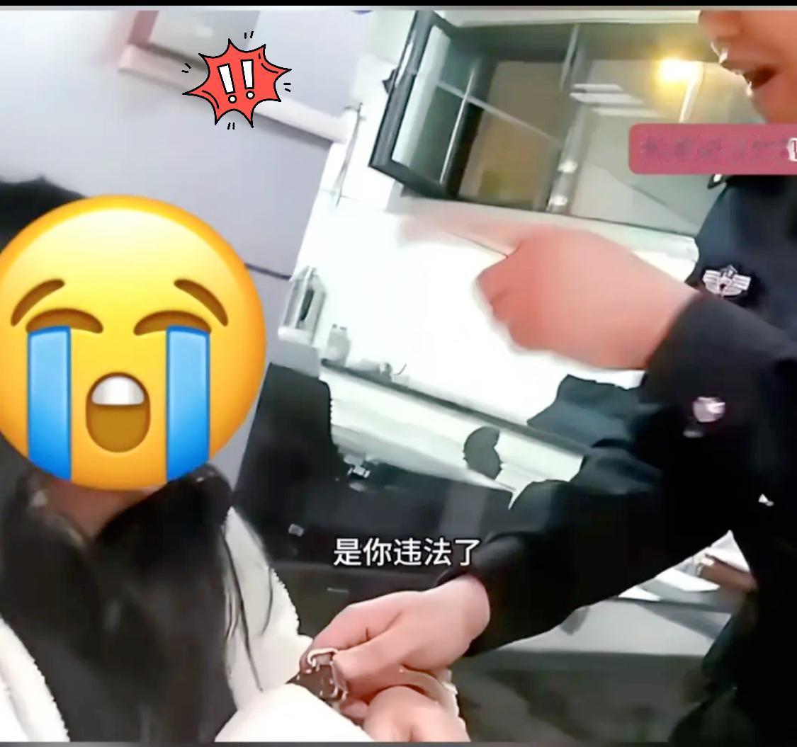 女子来来回回进试衣间，引起工作人员的注意，原来她根本没有在试衣服，竟用指甲刀剪吊