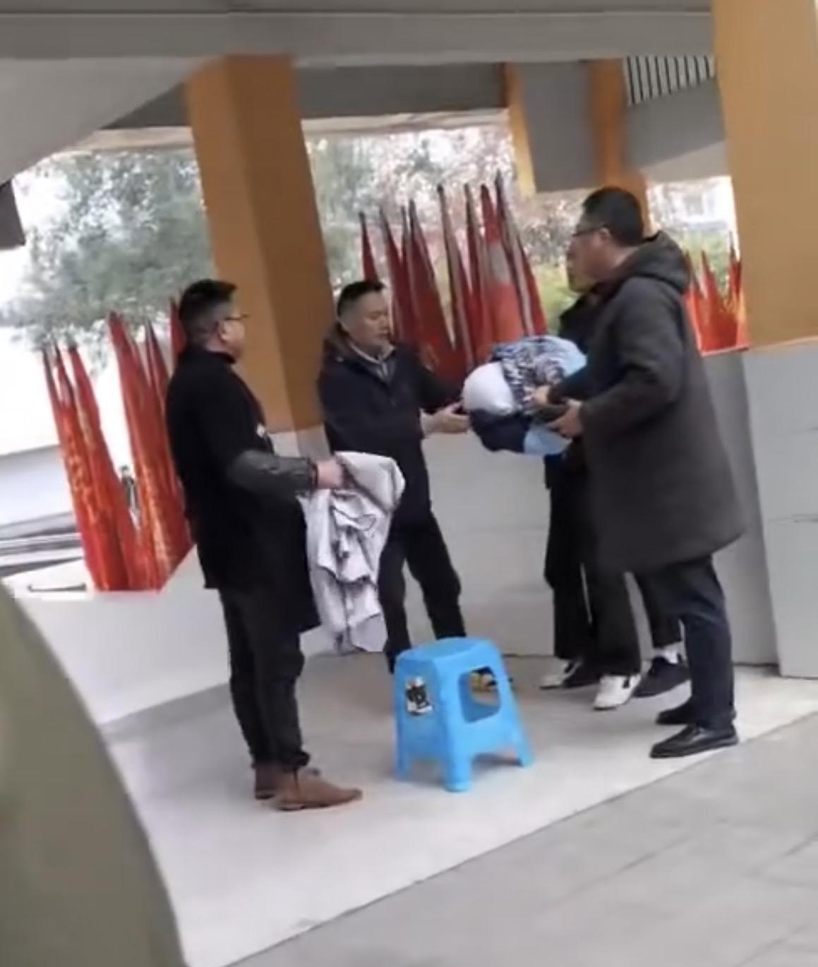 1月7日，重庆市垫江县第一中学校。该校德育处教师在处理学生烫发染发问题时，采取了