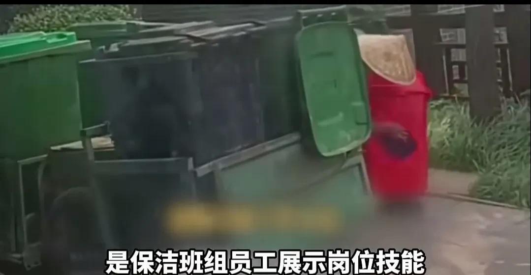 一个环卫工干，把垃圾桶擦洗得干干净净，旁边阴凉处一群人拿着表格对照着看，然后再填