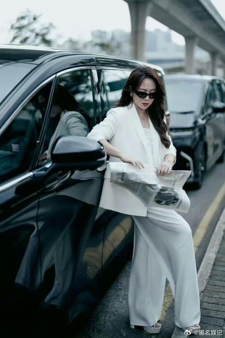 马丽杨迪组合名迪丽热巴你好星期六起名环节直接封神，迪丽热巴这个组合名一出，全场爆