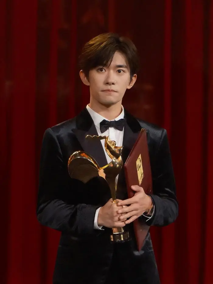 有人问王晶：易烊千玺会成为像刘德华那样的演员，你怎么看？王晶：我不这么认为，