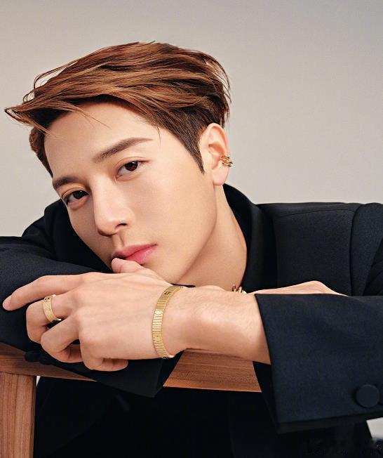 2023年停工期间，王嘉尔因长期身心透支、挚友诈骗及创作自主权丧失等压力，陷入重