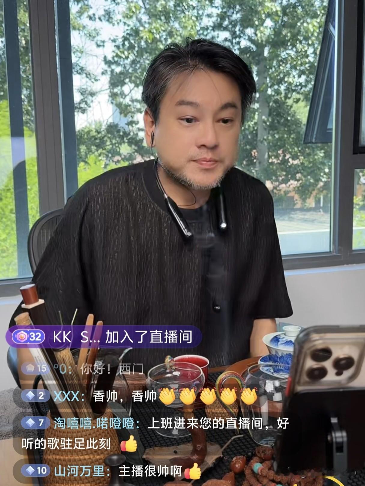 朱孝天的日子好悠闲，在新搬来的办公室，一边喝茶一边聊天，窗外是绿意盎然，看着就很