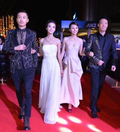 这张4人合照，我只认出了曲眉耸鼻、凤眸贝齿、神清骨秀的袁泉与高大修伟、气色盈和的