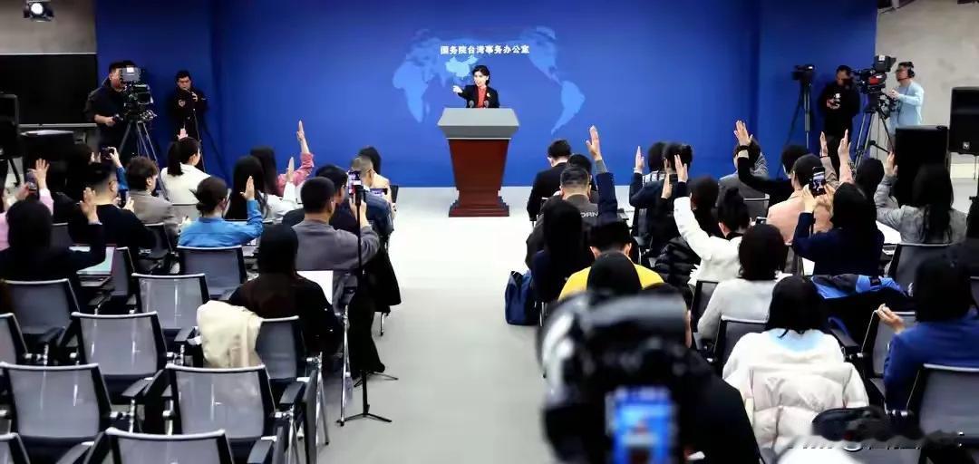 台湾记者在国台办发布会公然使用错误称谓，经纠正仍屡教不改，严重违反一个中国原则，