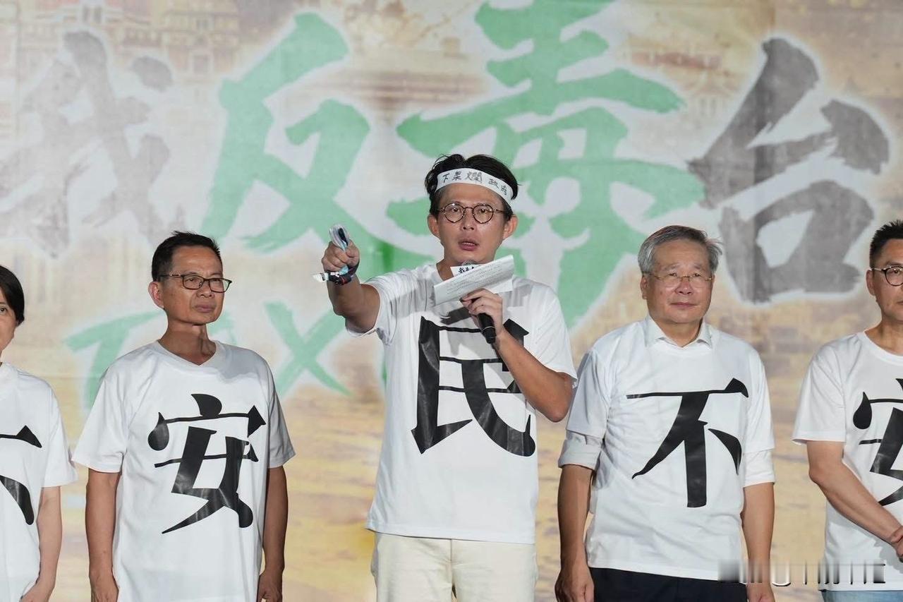 黄国昌今（25日）晚间在脸书发文表示，感谢今天所有站上凯道民众，是因为民进党欠老