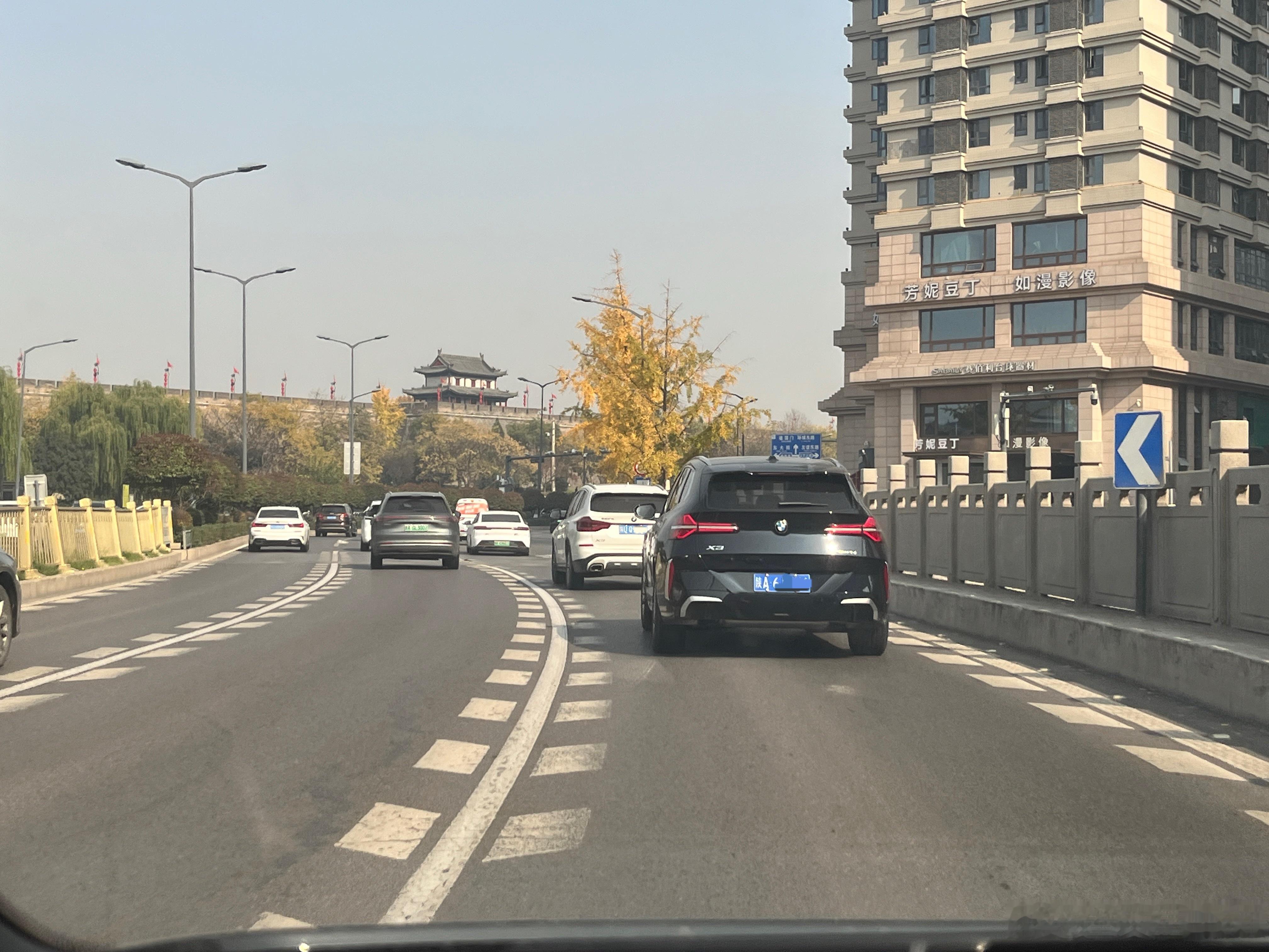 新老两代X3刚好跑在一块儿了，现在看新款也顺眼了，体格是真的大。不过这个小轮毂配