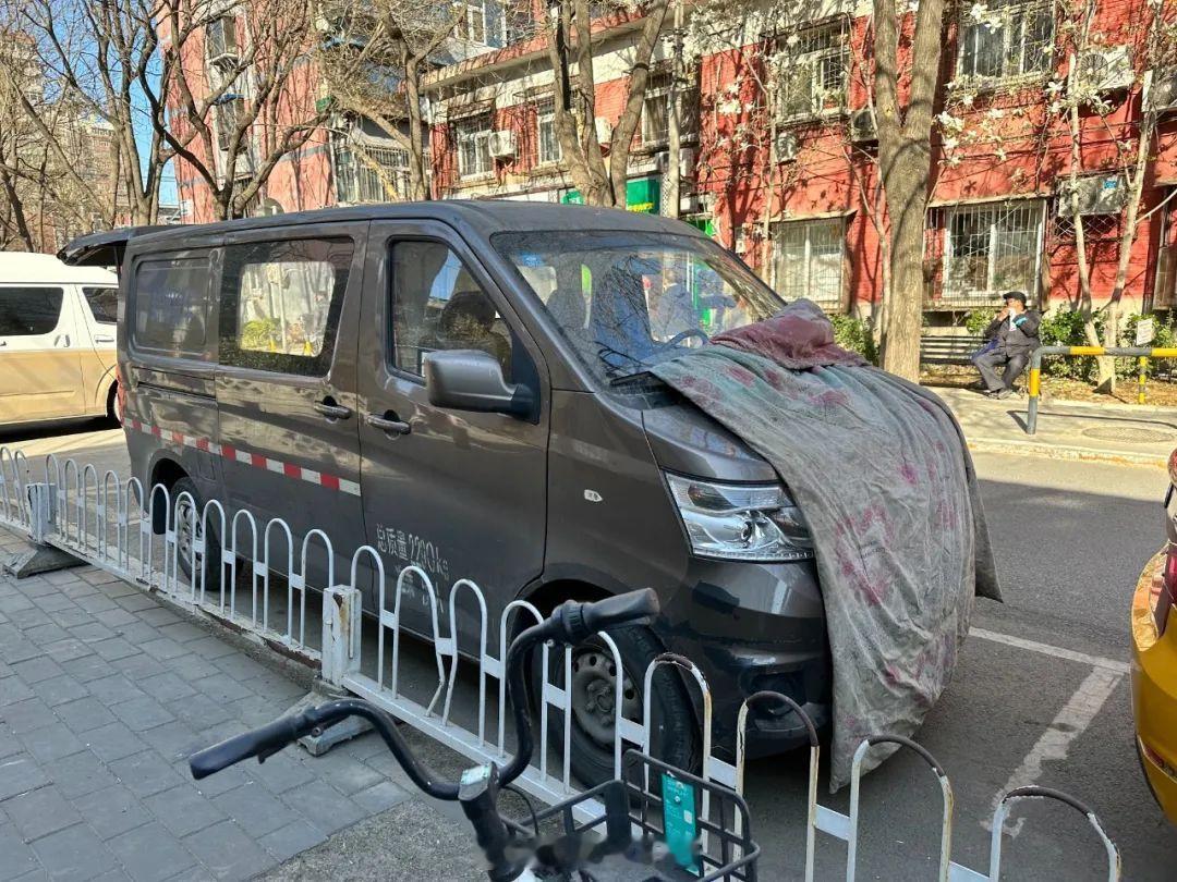 如何预防挡风玻璃结冰超级车主这题我会呀，东北的老办法就是盖棉被！因为风挡结冰是