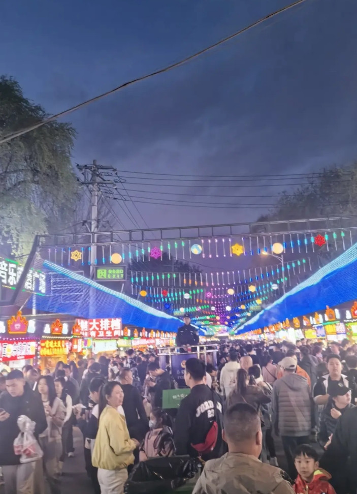 知道现在地方官都在干嘛么？都在干三件事——搞旅游开发、搞马拉松、搞夜市经济。先说