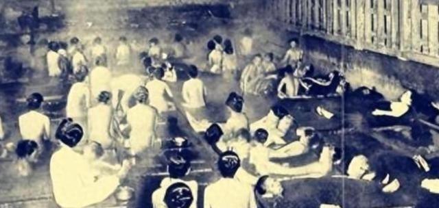 1902年，东京一间澡堂里，男男女女赤身裸体泡在同一个池子里，面对镜头，神情自若