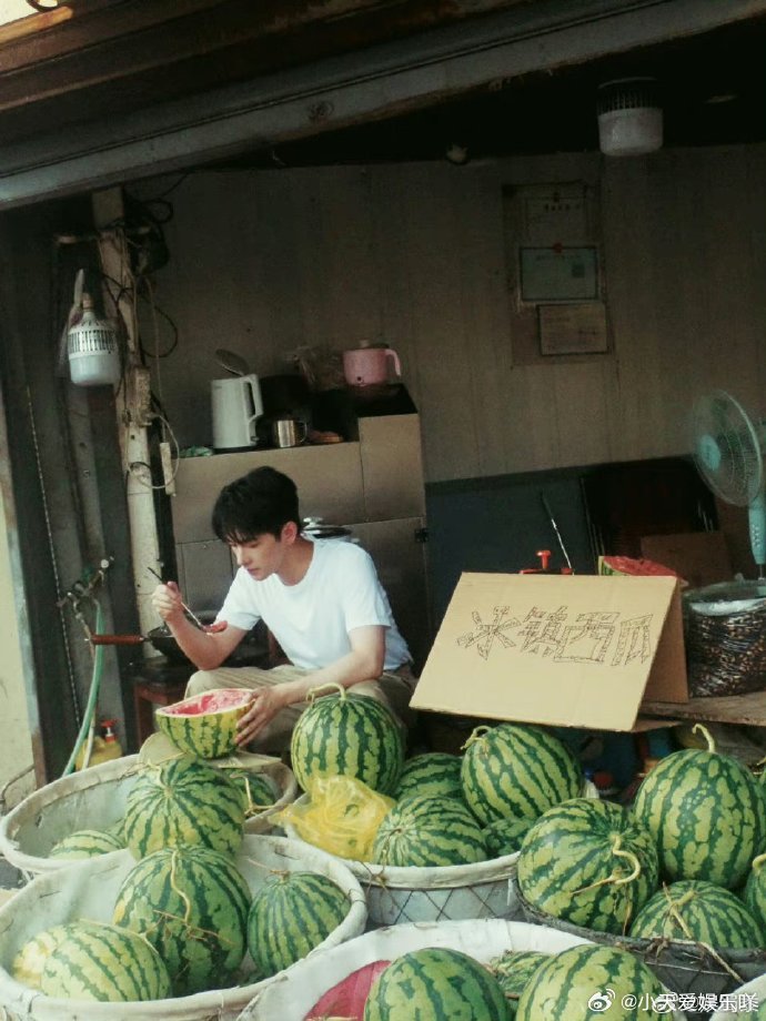 杨洋吃瓜画面有趣，不经意间展现真实一面。其形象本就出众，如今愈发养眼，令人印象深