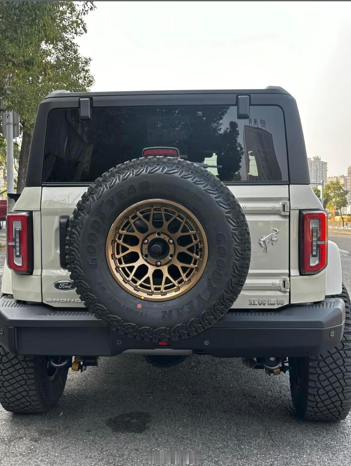福特烈马Bronco🚗✅优点1.越级的硬核越野能力：它的基础机械素质确实