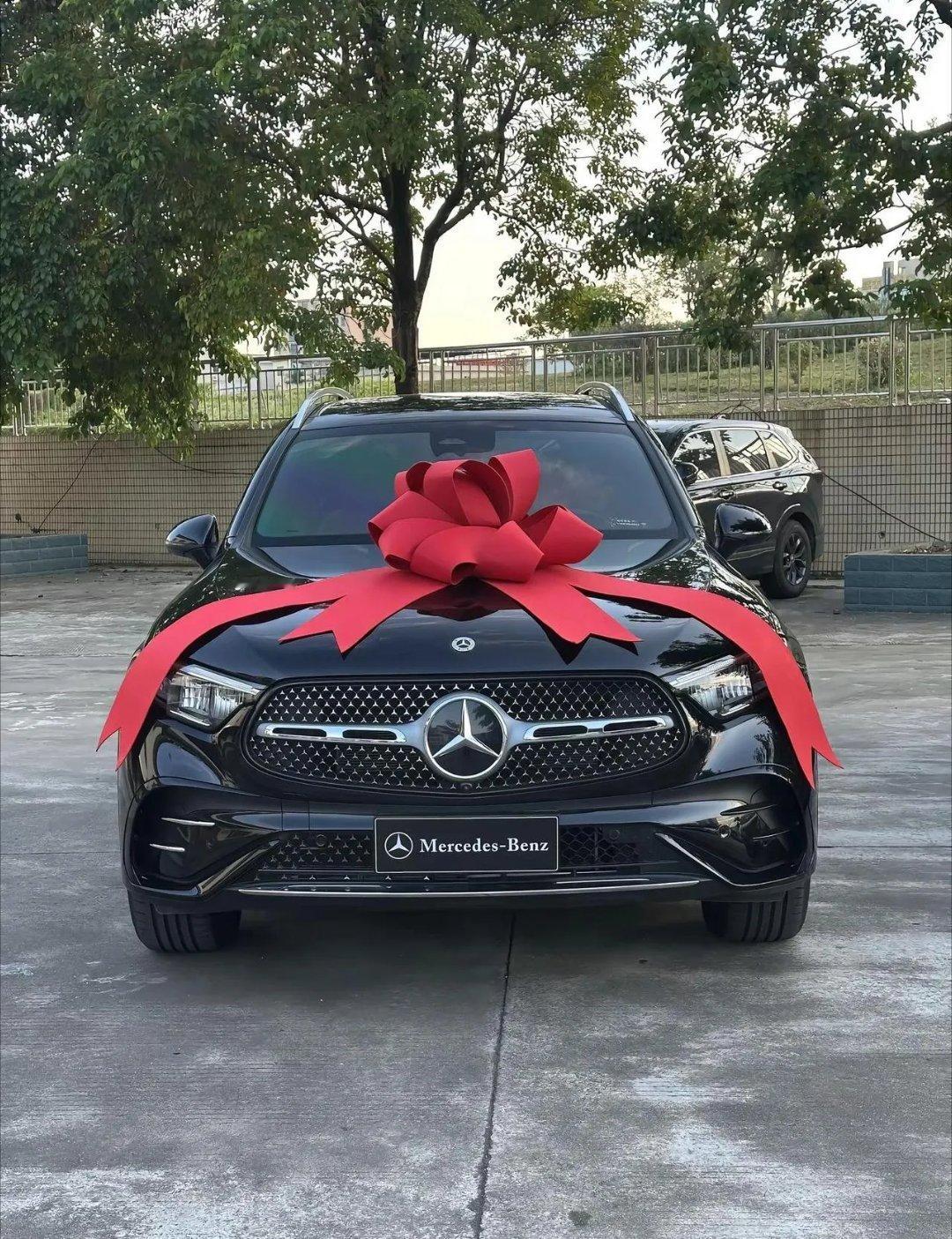 买GLC300L那天，我妈说：“别管别人说贵不贵，你开得舒服才重要。”她不知