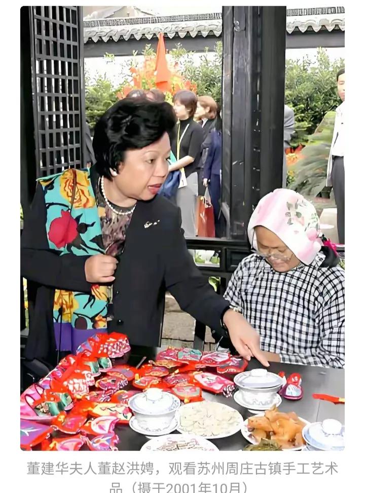 董建华的妻子大学学的专业感觉不是多厉害，是学护理的。很多人看到董建华是豪门出身，