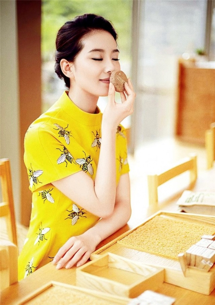 刘诗诗上一次拥有带点红的头发还是在12年前的杂志拍摄​​​