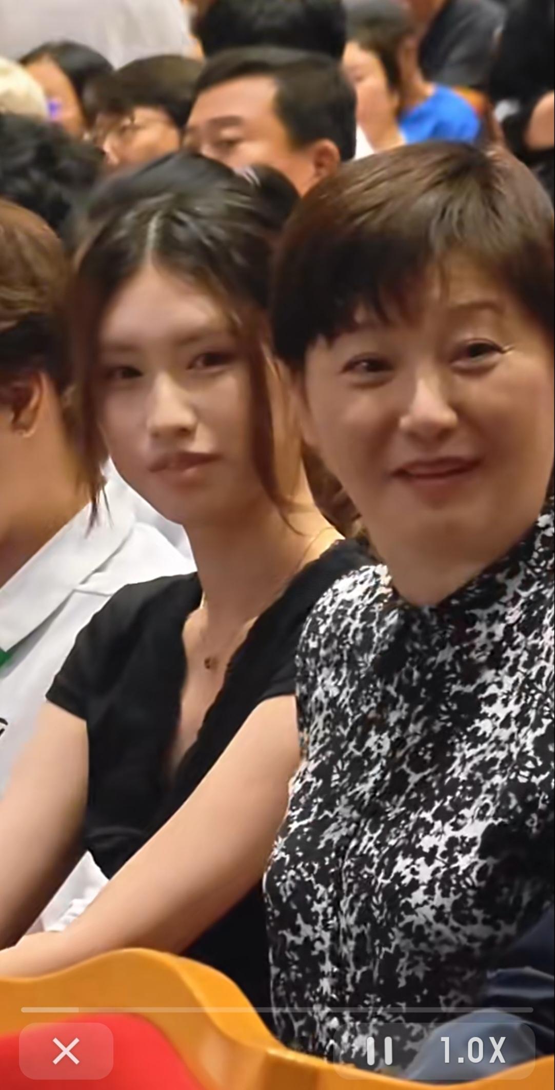 徐帆与养女一同出席冯小刚新片电影《抓特务》首映礼。徐帆身穿黑白水墨印花中式上衣
