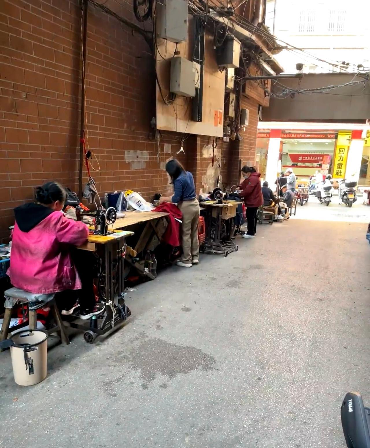 做这个很赚钱吗？一个巷子口，五六个阿姨，专业改裤脚，修鞋子，我读小学就在这里