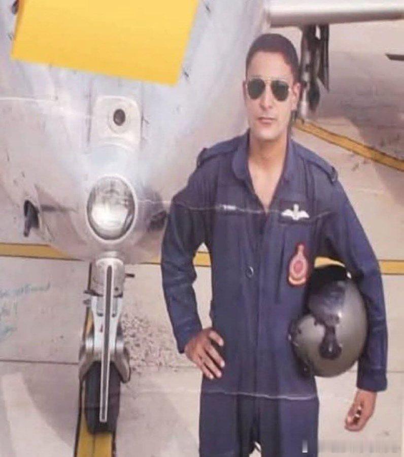 印度空军国产轻型战斗机“光辉”（Tejas）在迪拜航展表演时坠毁，飞行员纳