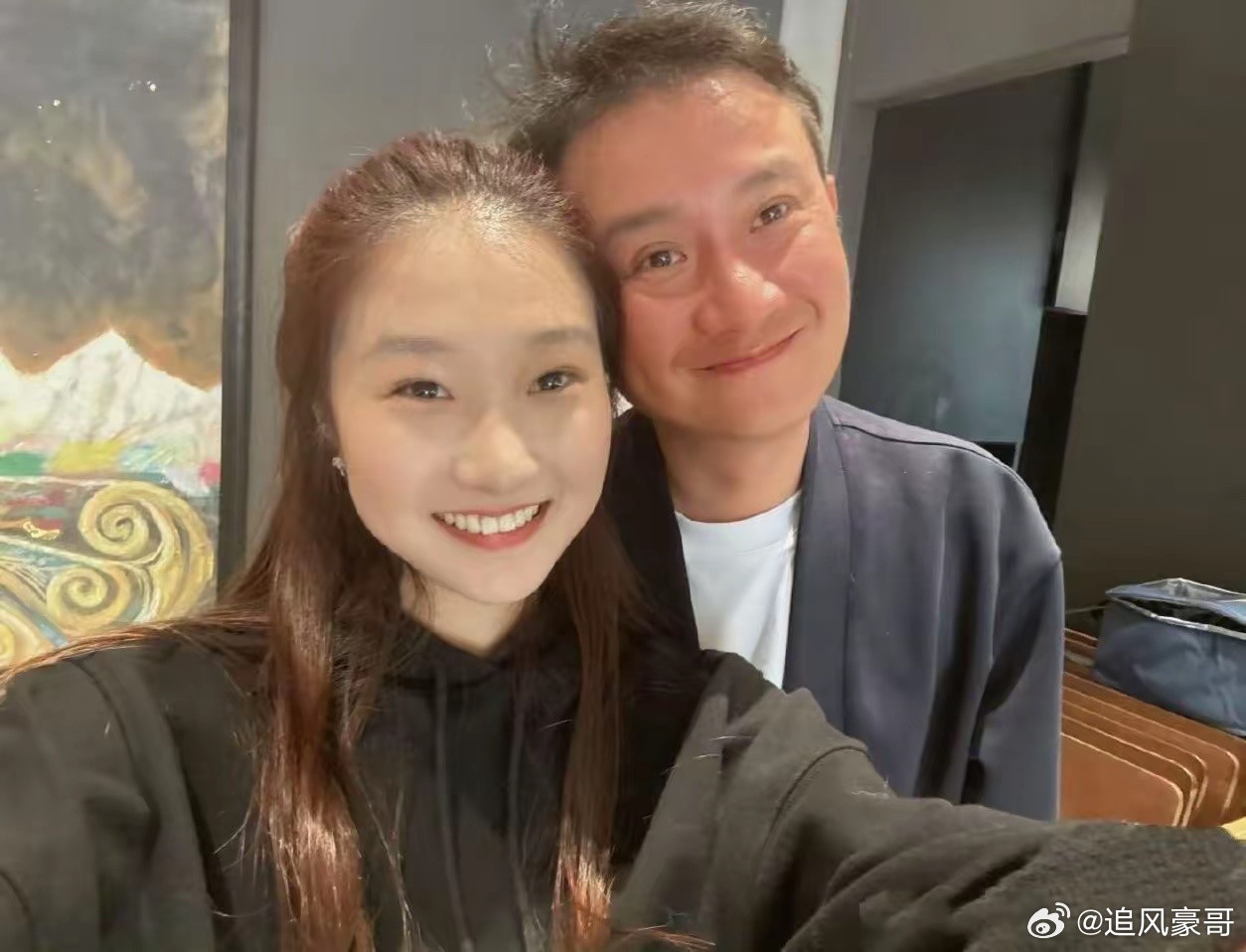 文章发量清明小长假第一天，马伊利的大女儿爱马晒出了与父亲文章一起吃饭的照片。18