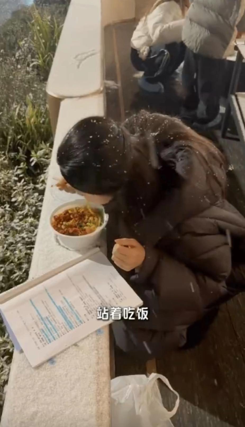 短剧女主全年无休拍48部戏，剧里团圆现实5年未回家，这行卷到离谱！短剧行业