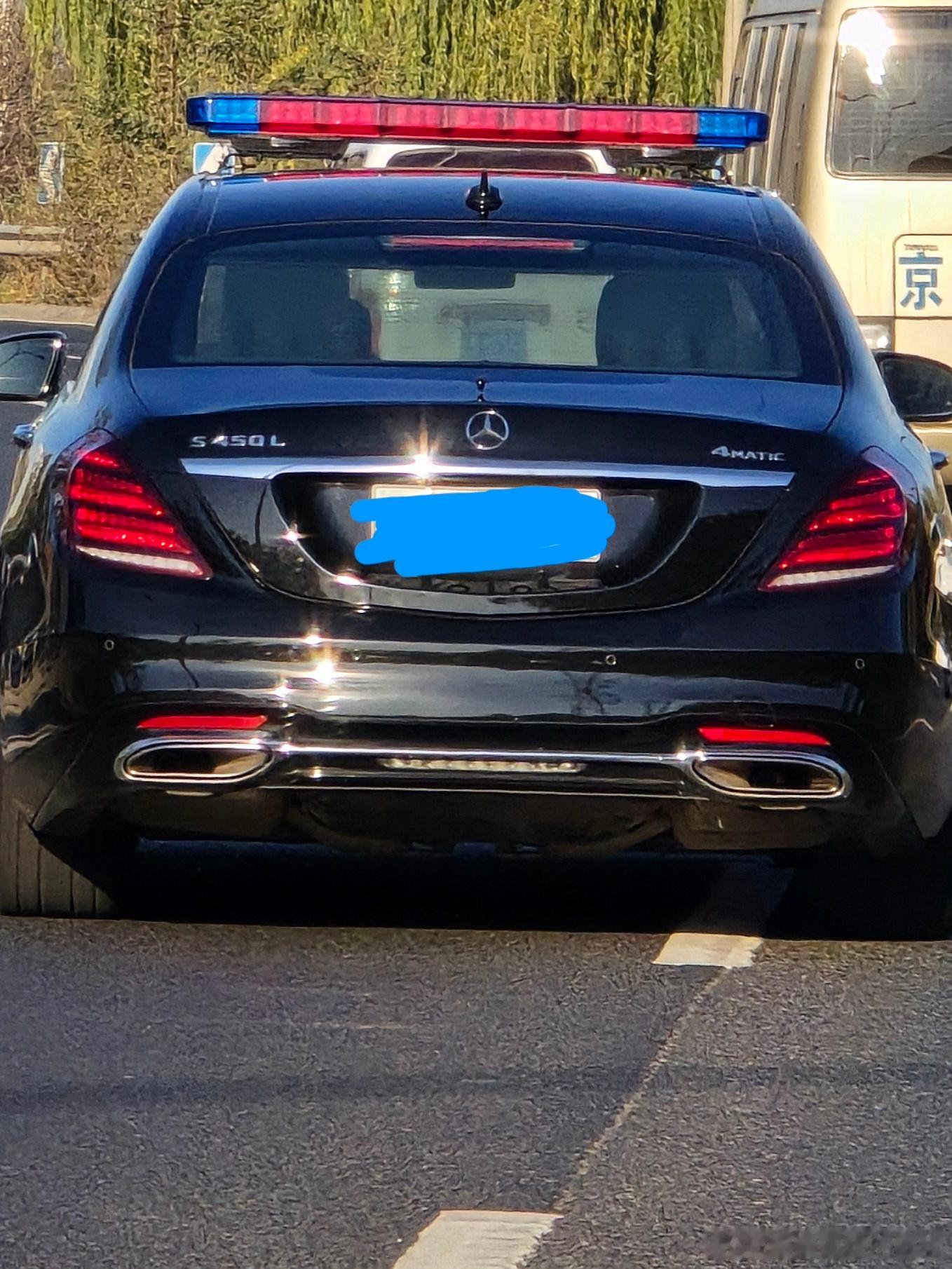 你们看，刚才我在路上发现什么了有同学认识这是啥车不？警用6门加长奔驰S