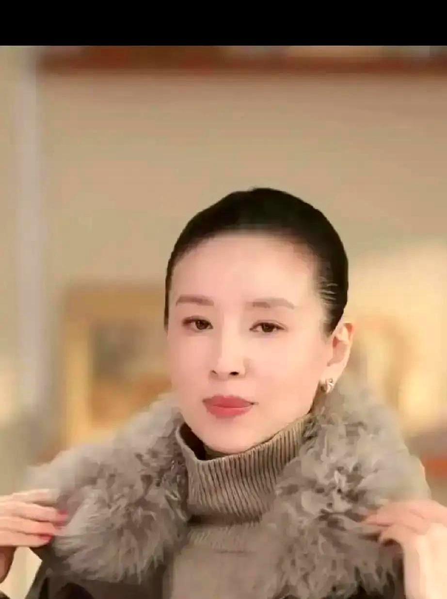 董洁直播间的安静，震耳欲聋。10分钟，12万件羽绒服售罄。原价899，现价4