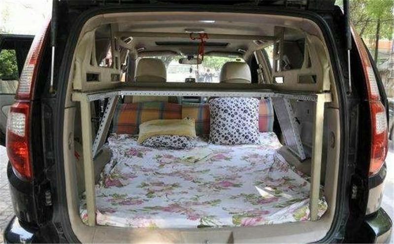 上次跟朋友出去露营，他对着自己的SUV后备箱发了半天愁。座椅放倒后，那个大台