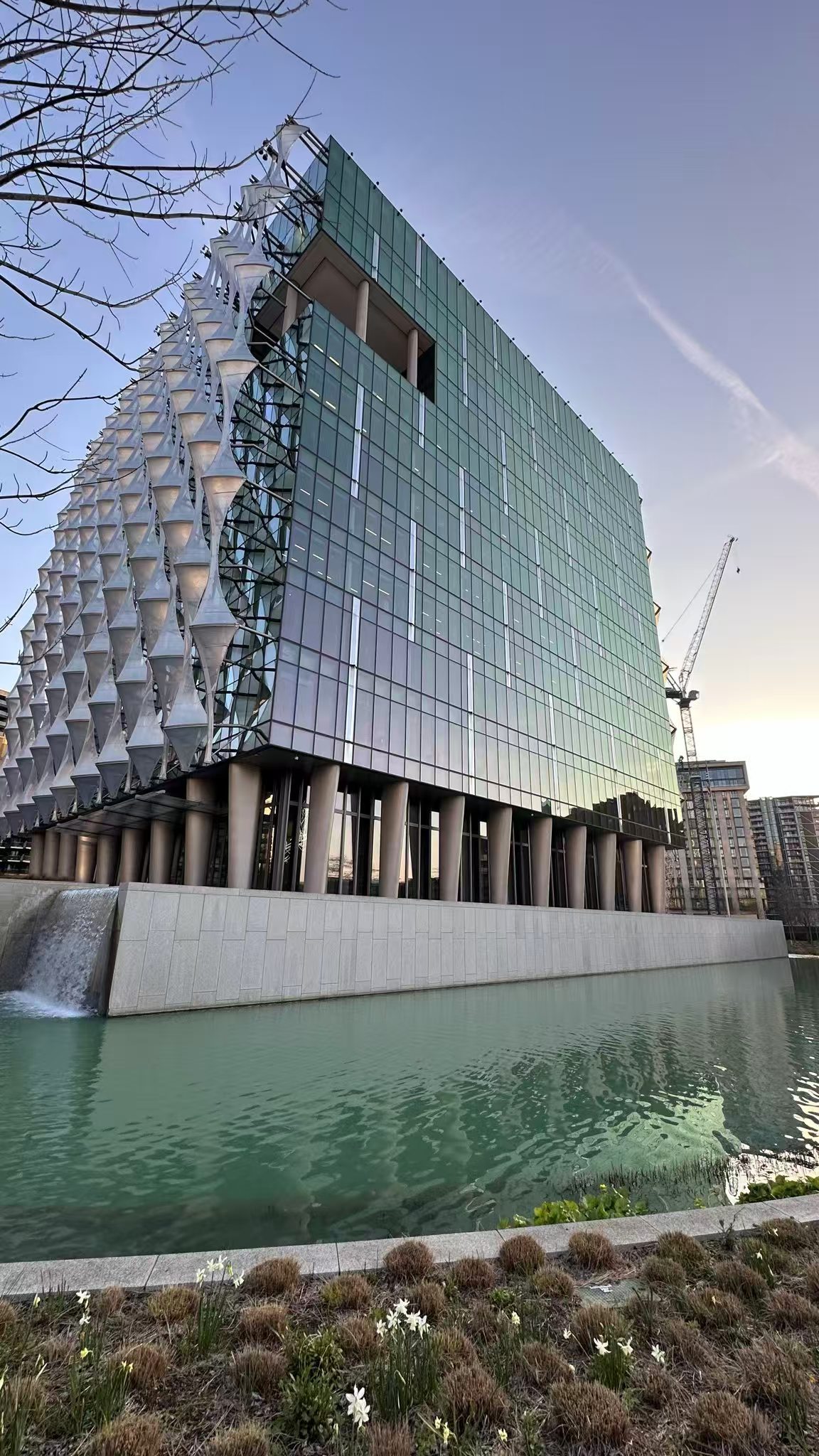 英国人:我住在伦敦，就在美国大使馆旁边。美国人真的在使馆建筑周围挖了一条护城