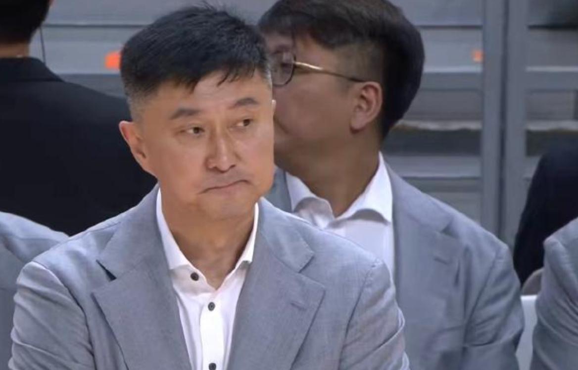 广东主场再次响起杜锋下课的声音，杜指导这次真的走到悬崖边上了作为11冠的广东