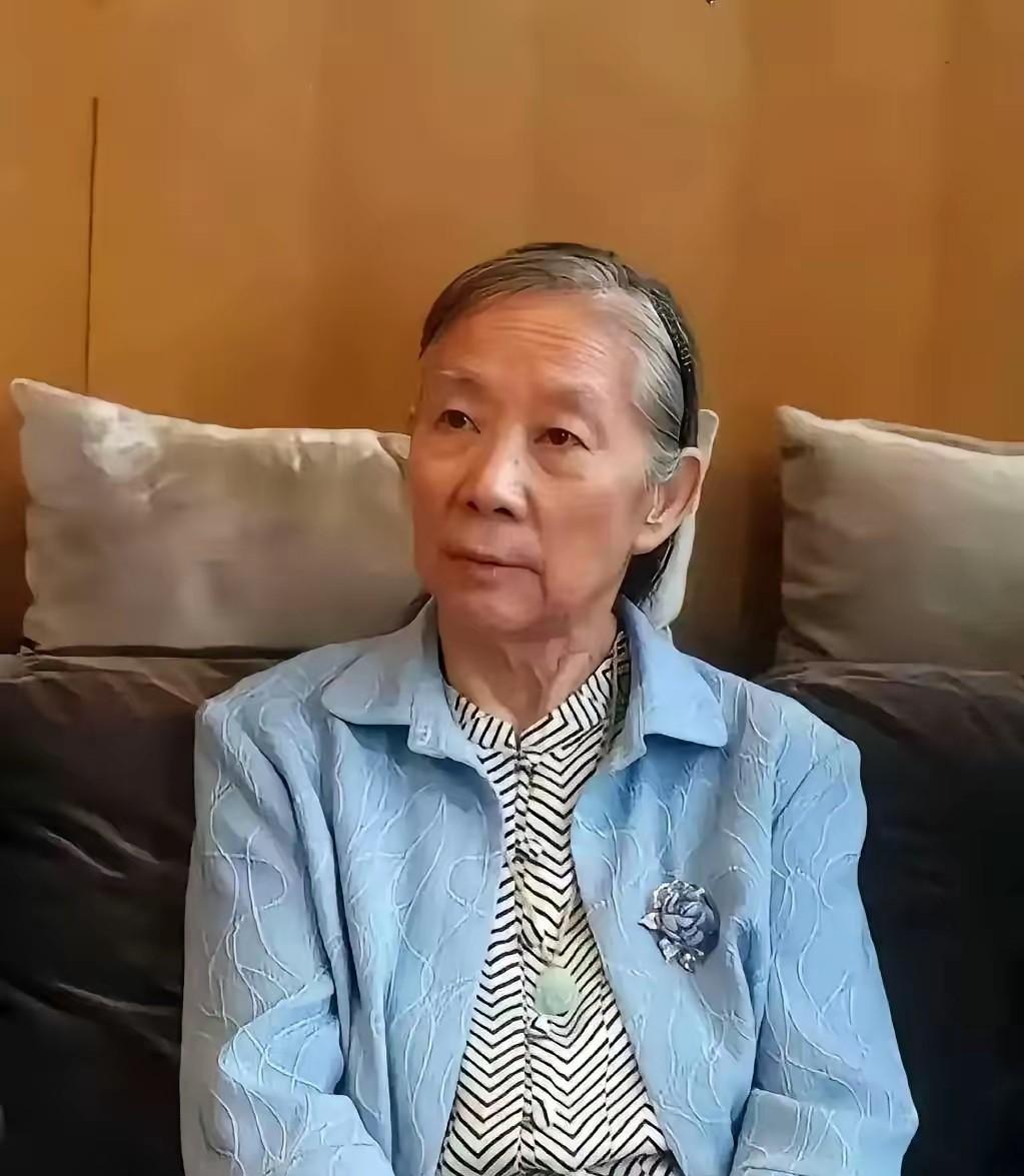 年轻时也是有头有脸的人物，现在却大门不出二门不迈，天天就窝在沙发上，要么翻着压箱