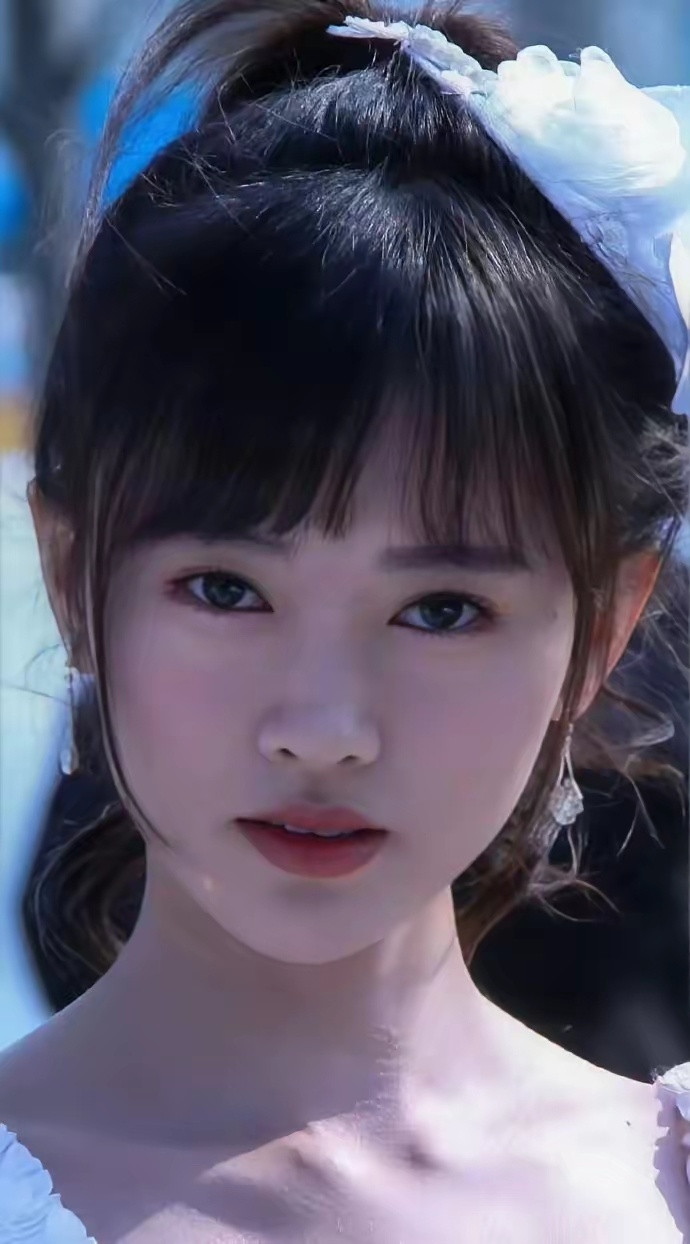 鞠婧祎是不是根本没整容？这是她以前的照片，和现在基本没差别啊，只是那时候年轻，脸