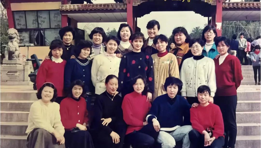 何晴在这张照同学照中一眼就能认出她，太美太突出了。那个年代无美颜无滤镜，真的是超