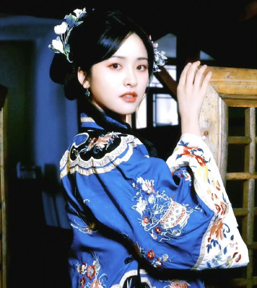 沈月的五官仿佛被时光偏爱，既能驾驭现代造型的灵动元气，又能完美适配古典扮相的温婉