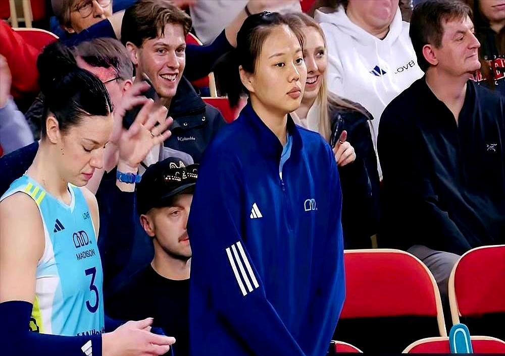 奥运冠军龚翔宇，在美国被人把训斥纸条贴车窗上了。你绝对想不到内容。一张便签