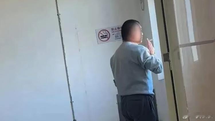 肺科医院吸烟？这是一个极具黑色幽默的画面，由《新闻晨报》的记者，在上海肺科医院拍
