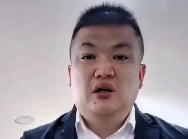 李超慌了！草帽姐夫李超在得知草帽姐生病的消息之后非常的着急；并表示自己可以回归家
