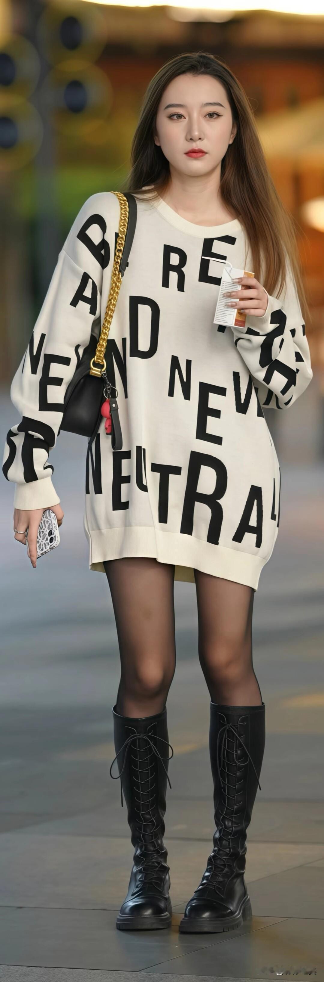 字母大毛衣宽松舒服，配平底靴，又酷又随性，日常这么穿时髦还不累~