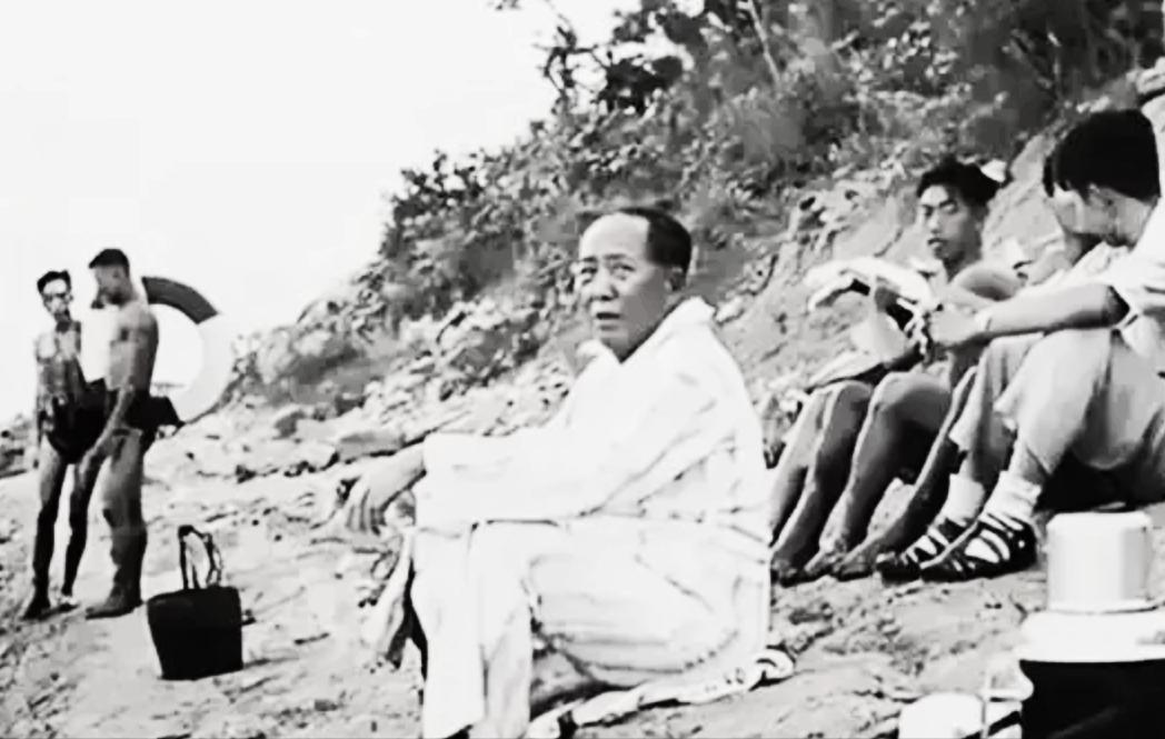 1966年，毛主席在橘子洲头游泳上岸后，随便往地上一坐，随便随意，接地气，没架子