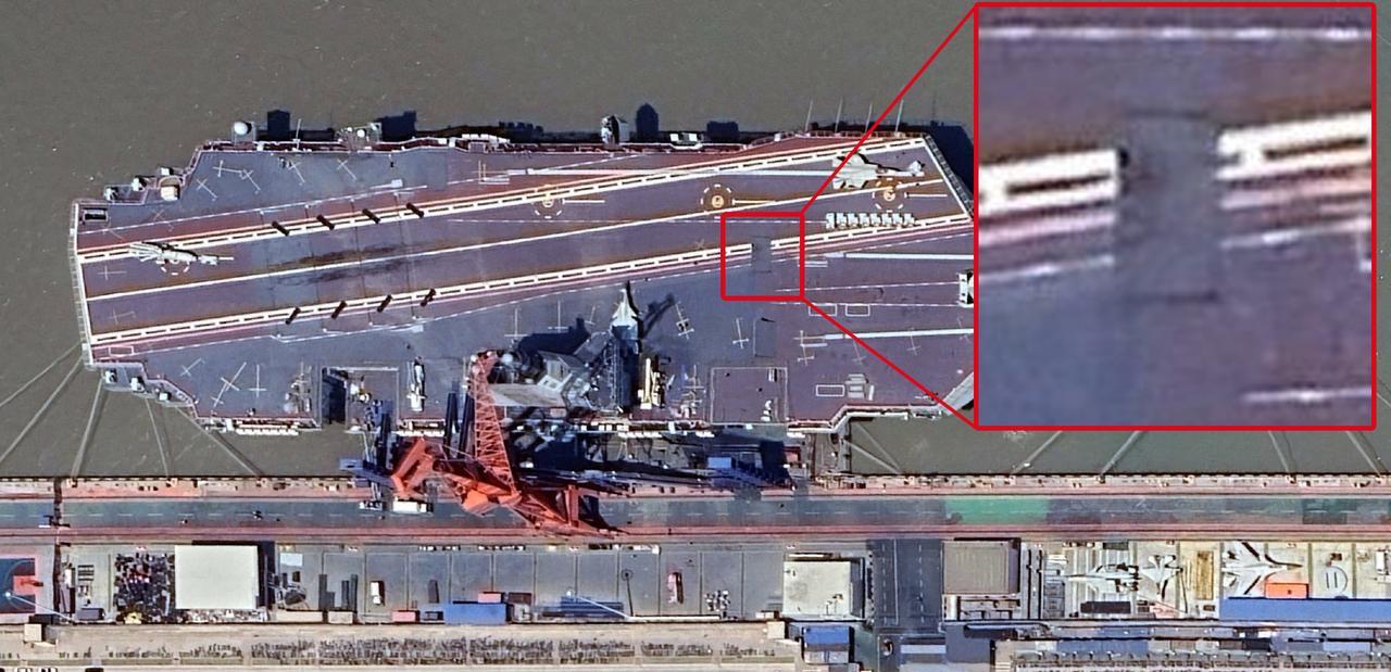 福建舰2号挡焰板疑似有烧蚀痕迹，烧蚀点在挡焰板比较靠上的位置。已知挡焰板长5米，