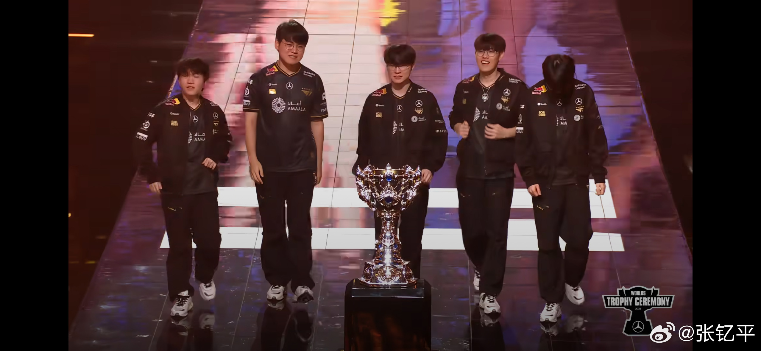 T1三连冠见证历史，真的看感动了。T1三连冠，faker累计六冠，一个马上30岁