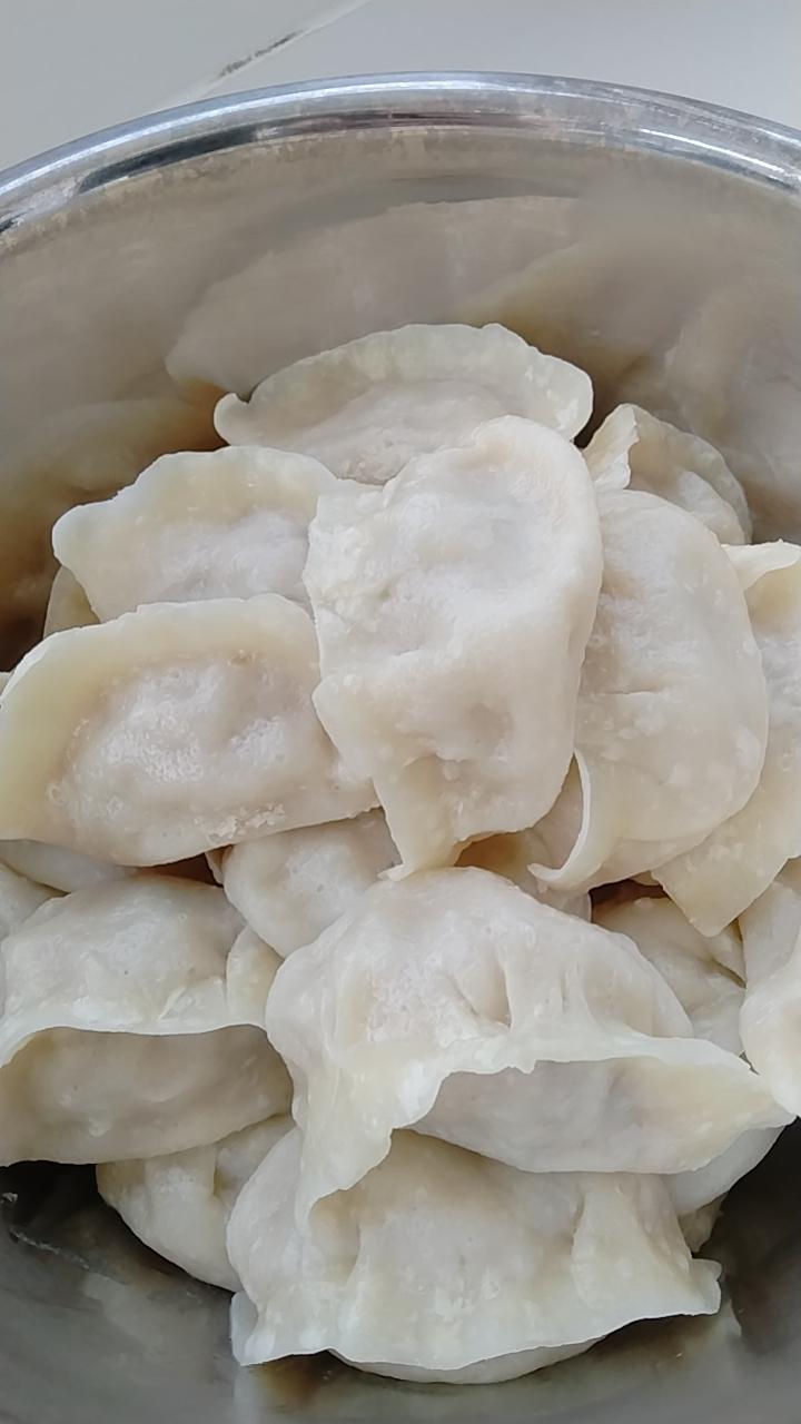 今天蒸两锅萝卜牛肉蒸饺，一锅给女儿拿去，我们老两口留一锅。女儿和我说，我外孙女