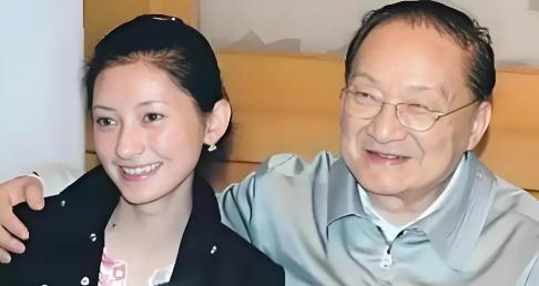1976年的一天，金庸感到异常疲惫，决定去他常去的酒吧喝酒放松一下，在结账时，他
