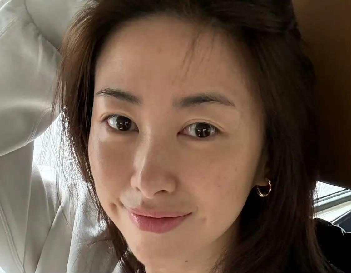 为什么朱珠越老越有味道？淡颜+松弛感，才是顶级审美！朱珠的颜值，完美诠释了什