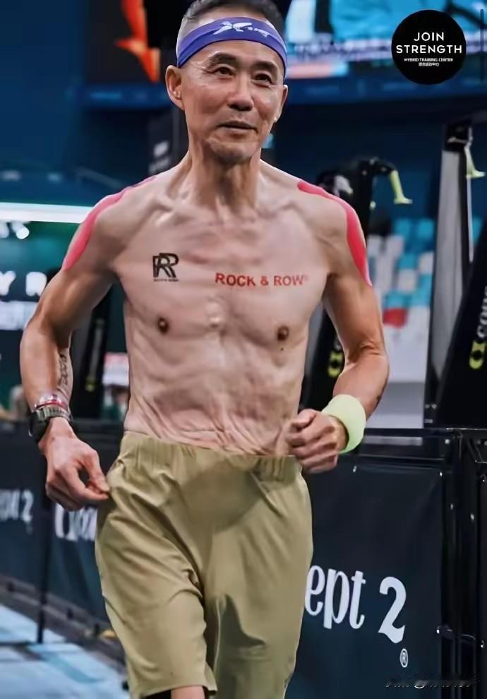 王石75岁还去跑综合体能赛了。不是因为他状态像小伙，也不是这项运动适合老年人