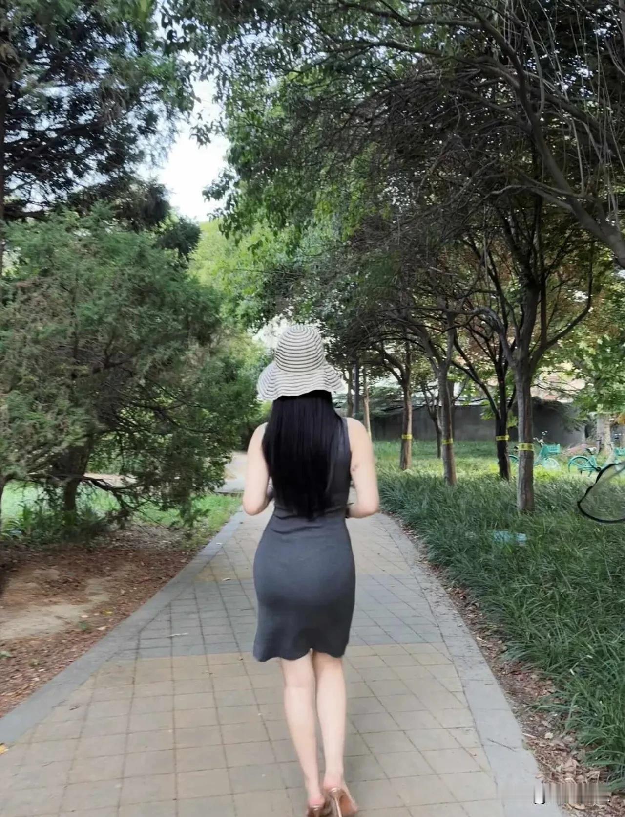 漫步林间小道，感受自然与时尚的完美融合。