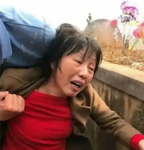 1984年，一战士壮烈牺牲，其新婚20天妻子拒绝改嫁，坚持生下遗腹子，35年后，